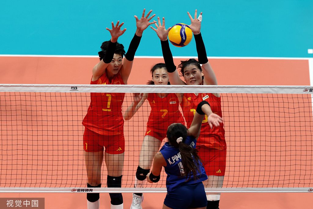 中国女排在比赛中拦网.