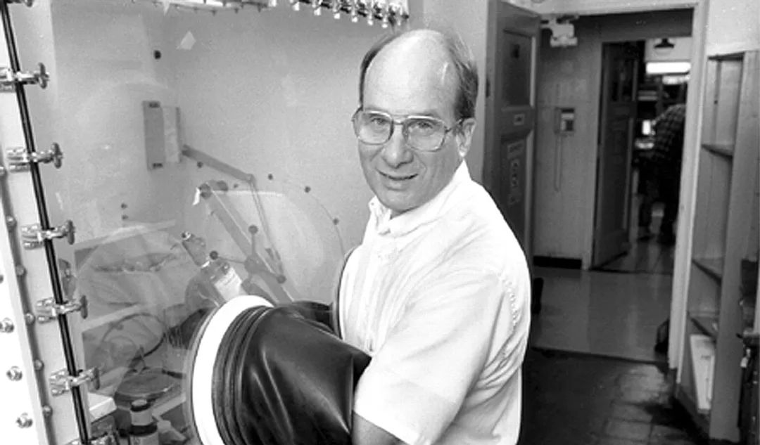 工作中的brus教授(图片来源:参考资料[5])