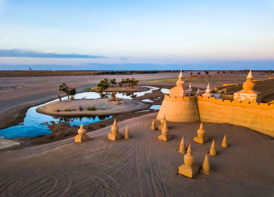 与怪树枯枝遥相守护的黑水城.(图/图虫创意)