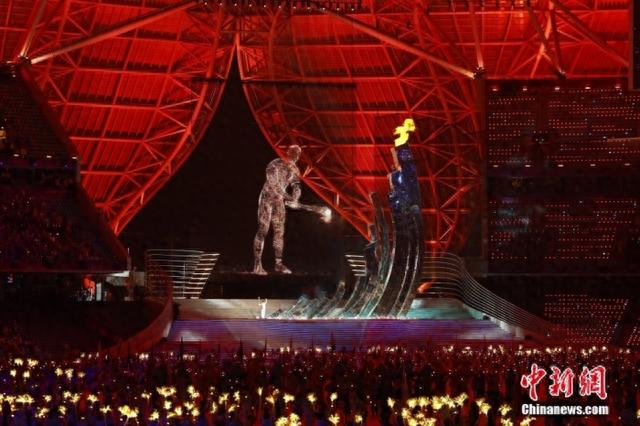 9月23日，杭州第19届亚运会开幕式在浙江杭州奥体中心体育场举行。图为火炬点燃仪式。中新社记者 富田 摄