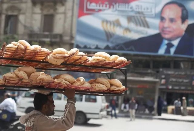 埃及摊贩在街头运送大饼
