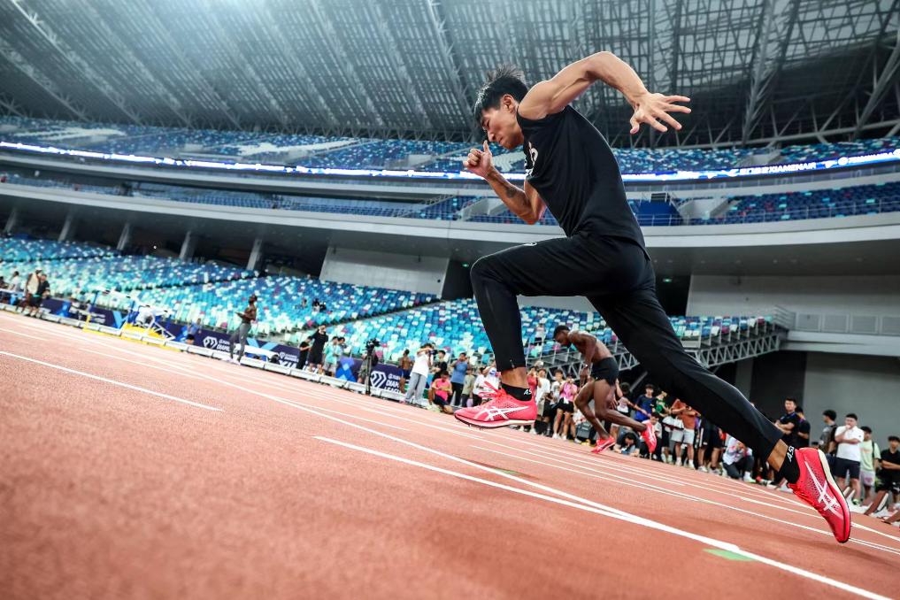 世界田联钻石联赛厦门站期间,陈佳鹏进行赛前训练.