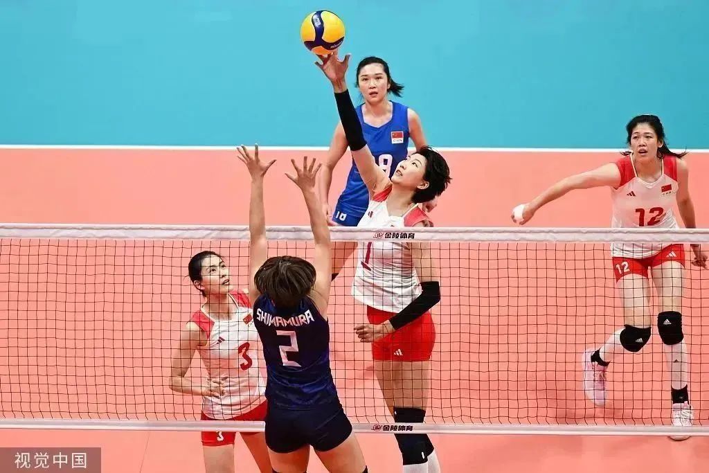 中国女排队长袁心玥(中)在比赛中.