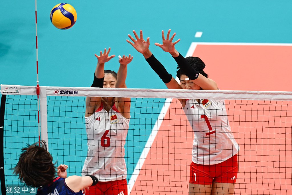 中国女排在比赛中拦网.