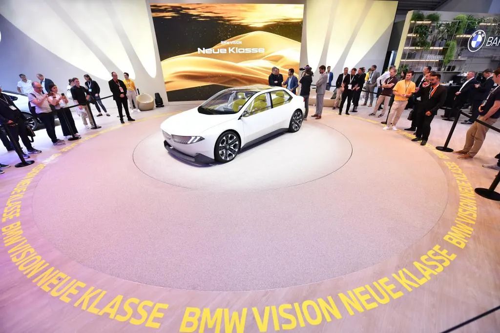 2023年德国国际汽车及智慧出行博览会9月5日在德国慕尼黑正式开幕，人们在宝马展区参观。（新华社记者任鹏飞摄）