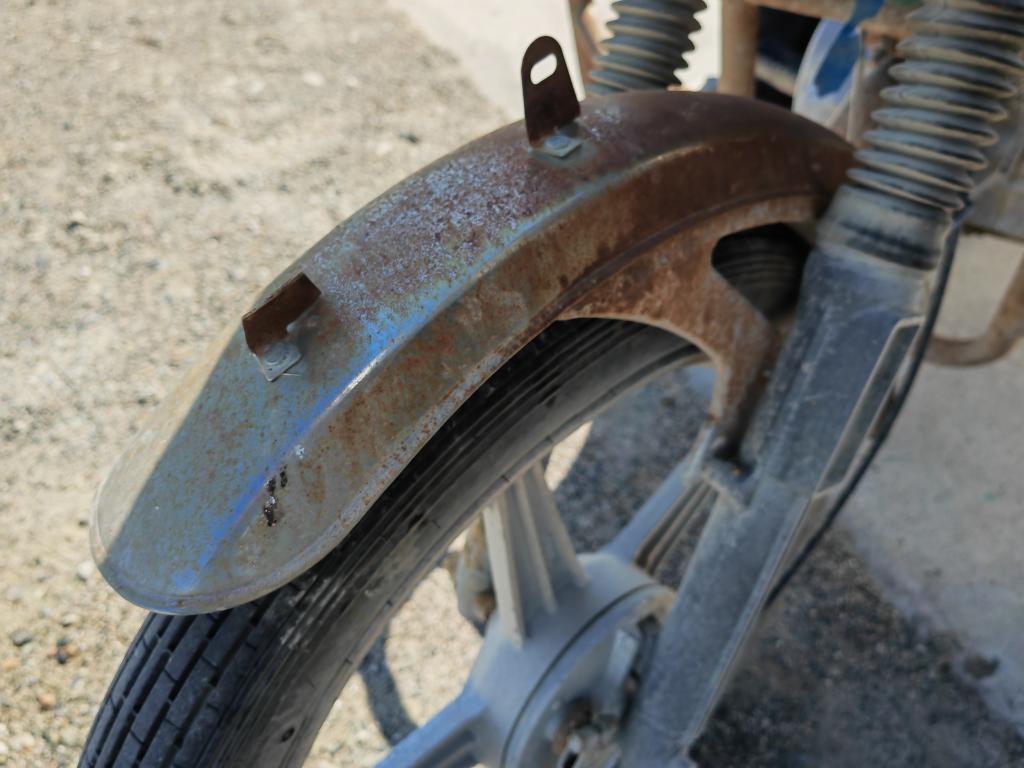 帕勒哈提·赛买提摩托车上的锈痕.(9月6日张晓龙摄)