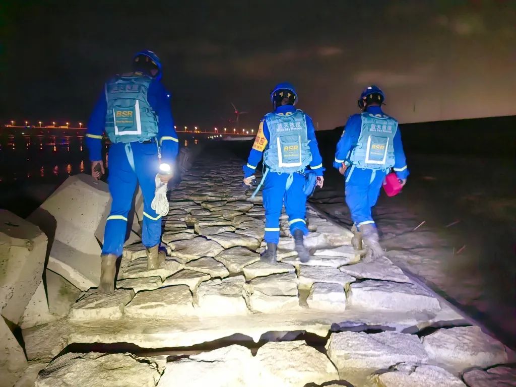 蓝天救援队等救援力量正全力搜寻 受访者供图