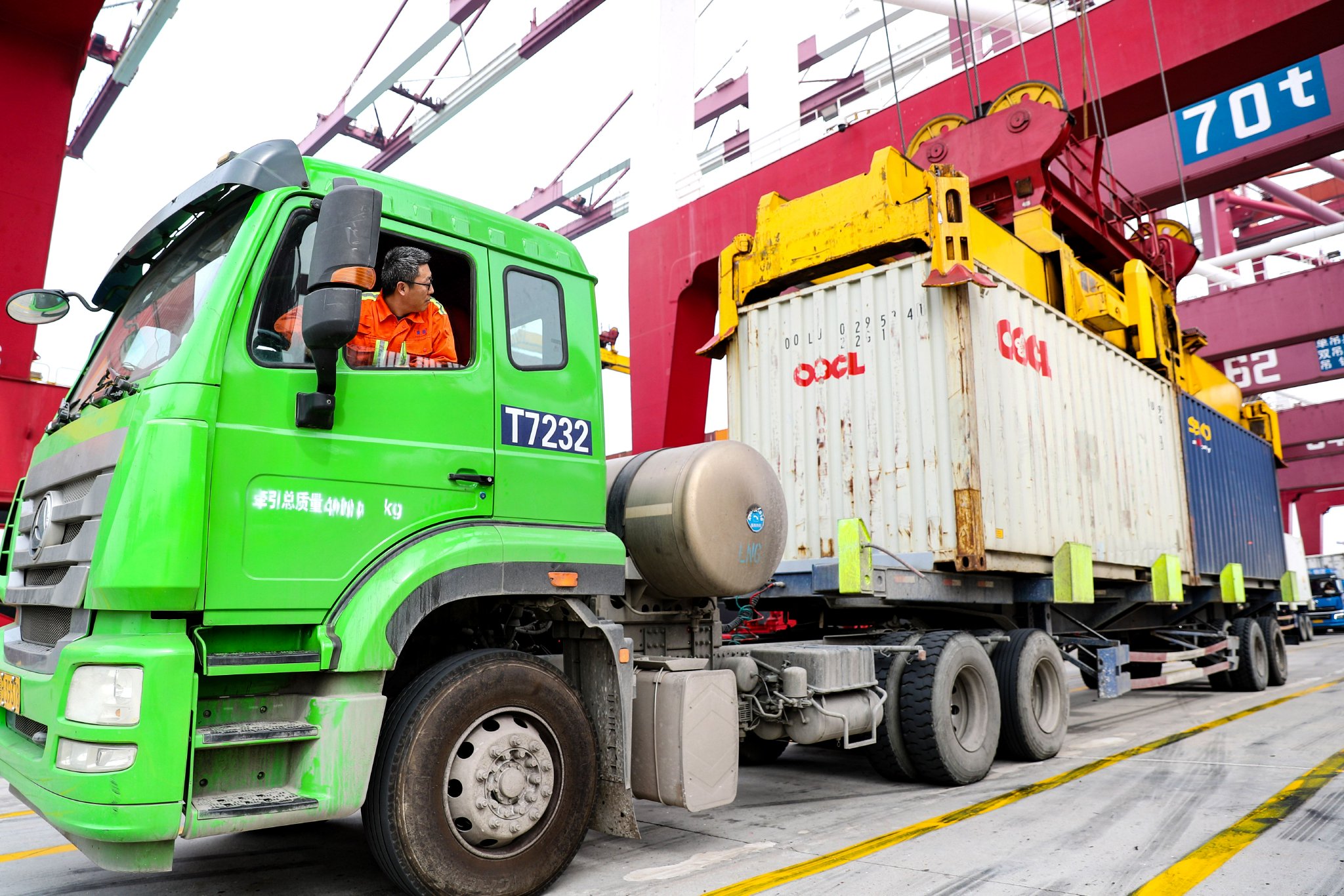 10月7日,在山东港口青岛港,集装箱货车在运载货物.张进刚 摄