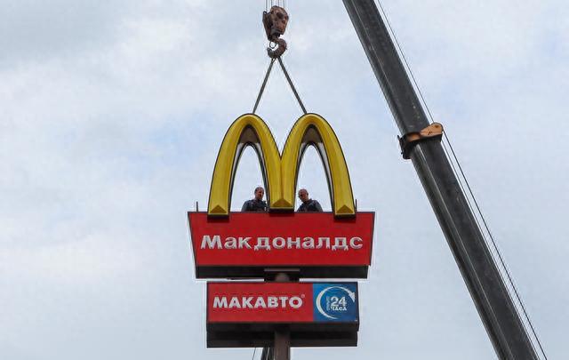 当地时间2022年6月8日，俄罗斯圣彼得堡，工作人员用起重机拆除麦当劳的“金拱门”标识，麦当劳退出俄罗斯。 资料图