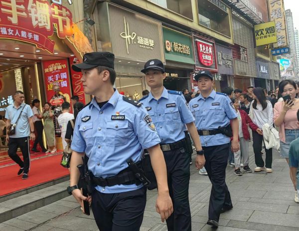 湖南长沙:步行街夜游旺,警察护卫保民安|巡逻_新浪财经_新浪网