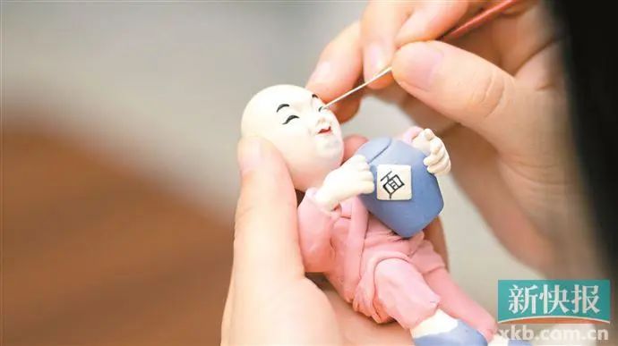 融合面点面塑技艺改良配方适应岭南面塑是用面粉,糯米粉,水,食盐,食用