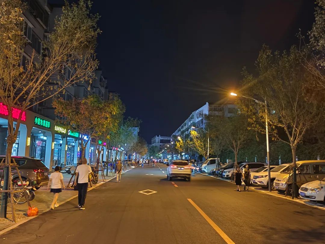 干净整洁街道,在夜晚路灯下充满生活气息.郝子帅 摄