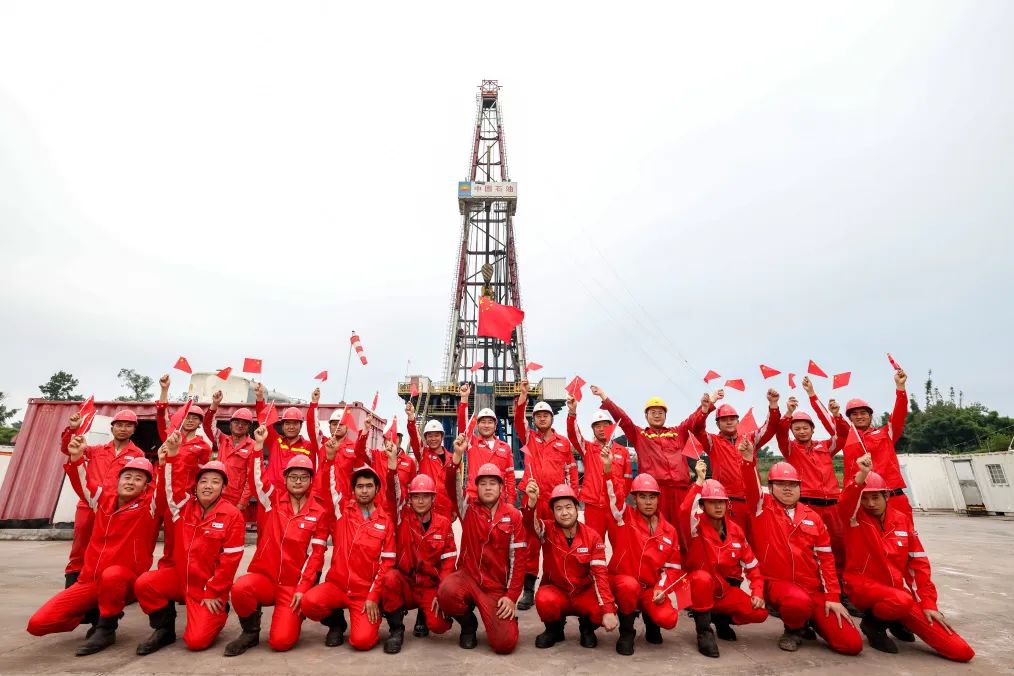 谭辉 摄10月1日,在重庆荣昌清升镇,五星红旗高高飘扬在西部钻探吐哈