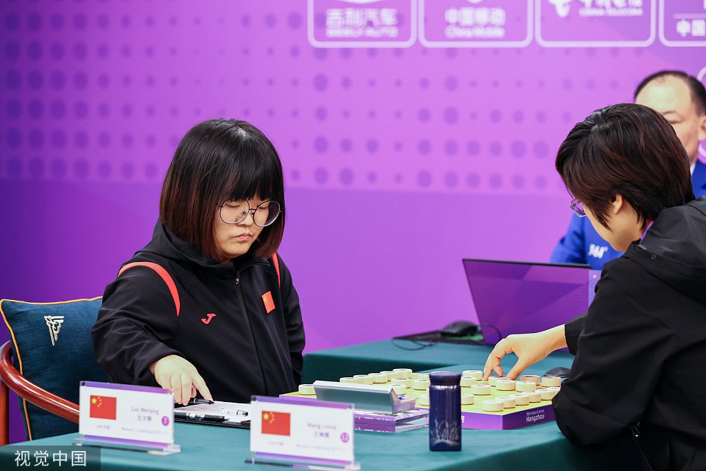 左文静(左)在比赛中.