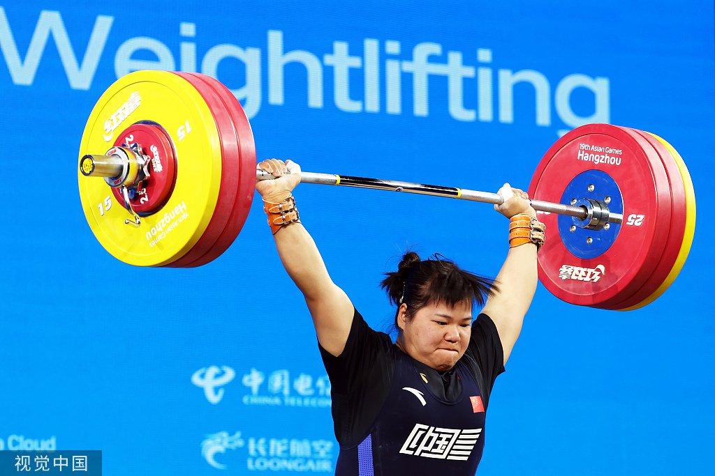 中国选手梁小梅以抓举120公斤,挺举155公斤,总成绩275公斤摘得金牌.