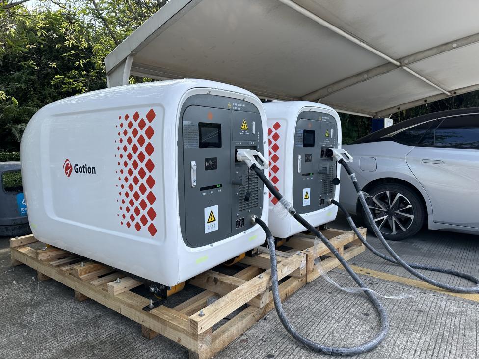 广贺服务区上线移动充电宝让新能源汽车双节出行电量满格