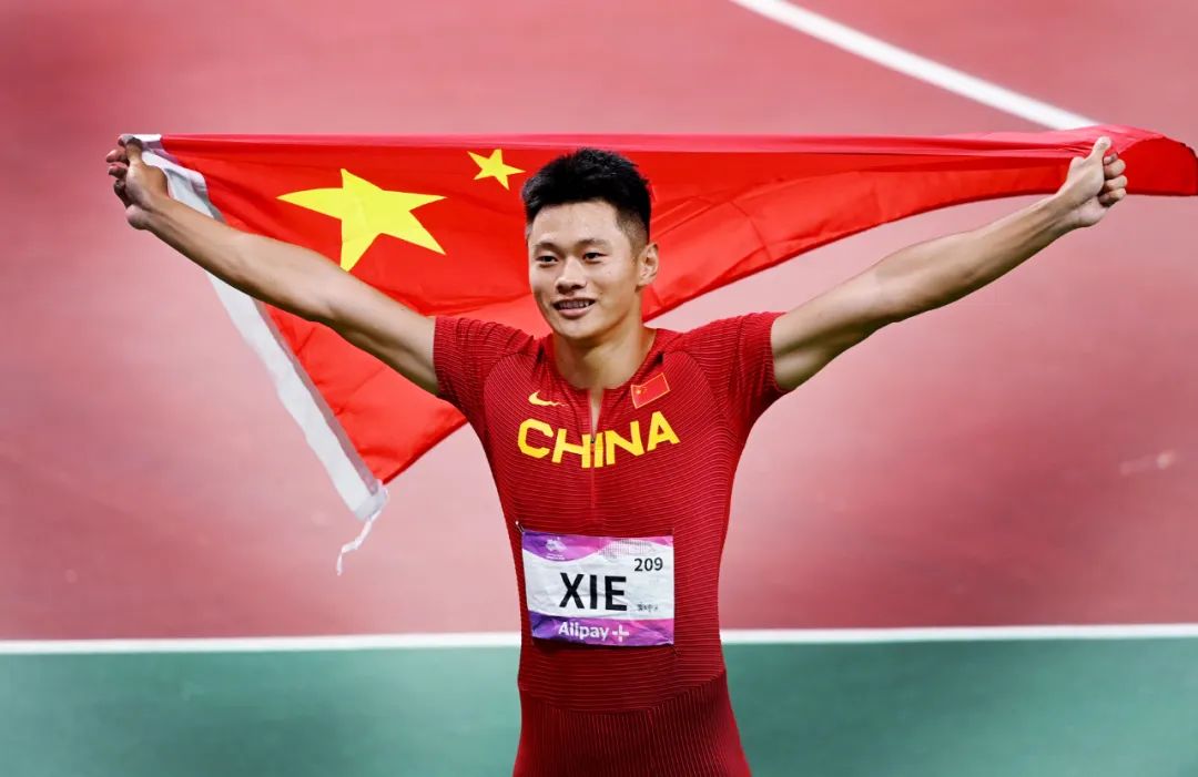 9月30日晚,杭州亚运会男子100米决赛中,谢震业跑出了9秒97的成绩