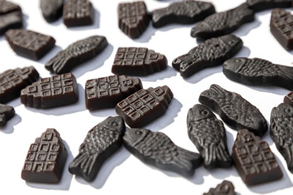 咸甘草糖含有碱性盐氯化铵,赋予糖果独特的风味.