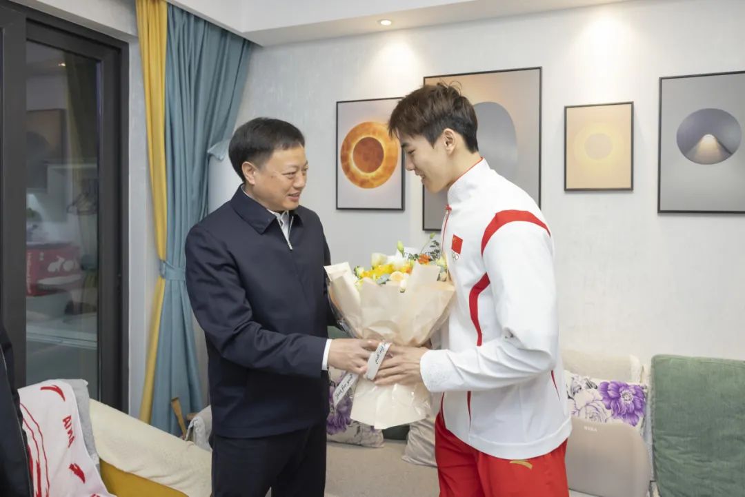 伍家岗区委书记陈道坤慰问孙佳俊(右) 通讯员夏靓 摄