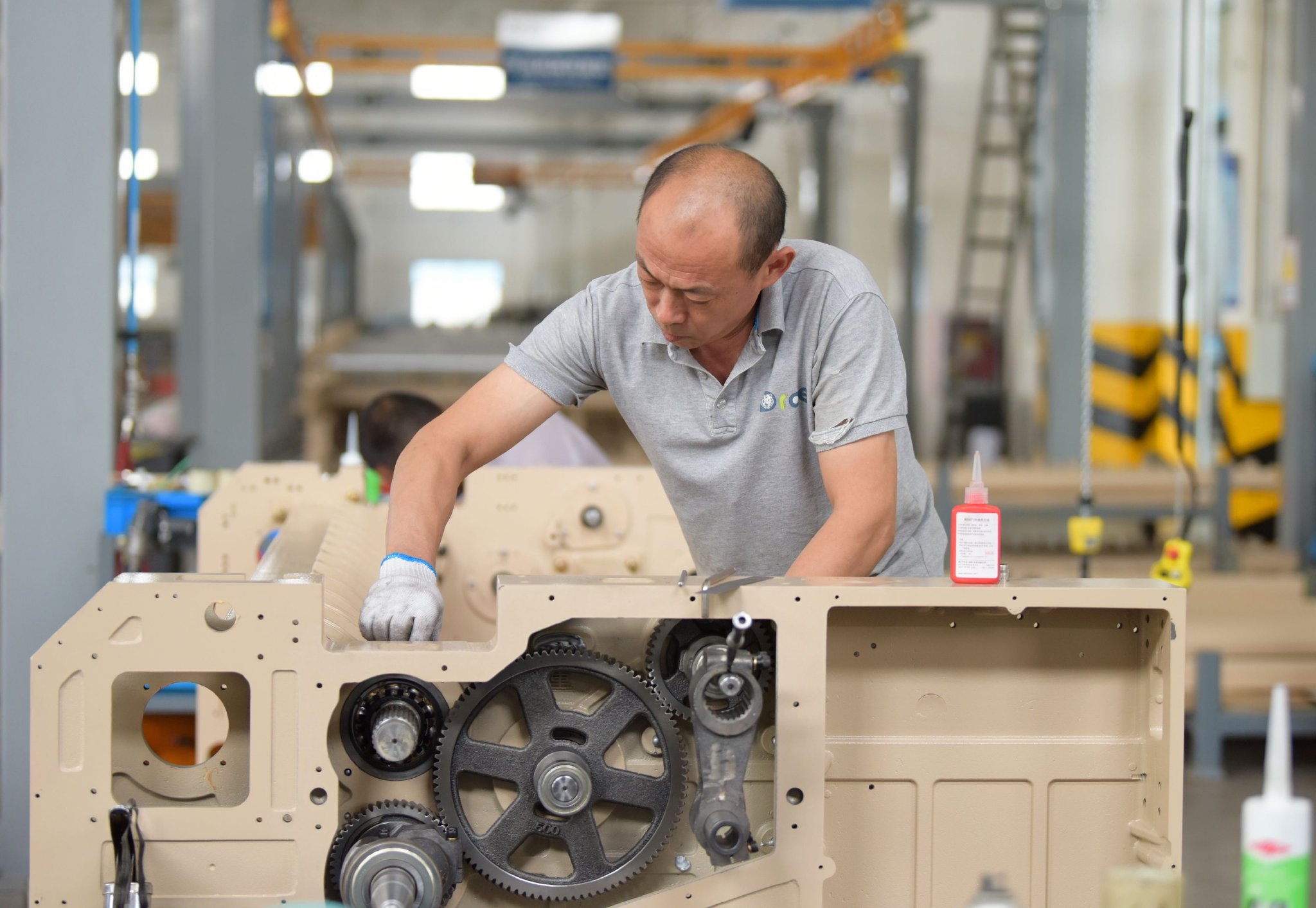 工人正在组装纺织机械