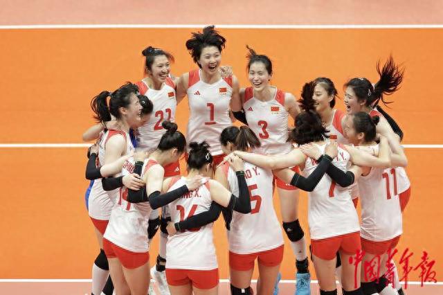 10月7日，杭州，亚运会女排决赛，中国队获胜后庆祝胜利。中青报·中青网记者 李隽辉/摄