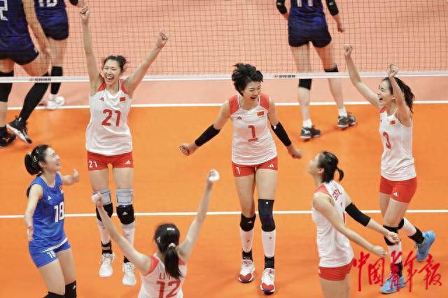 10月7日，杭州，亚运会女排决赛，中国队获胜后庆祝胜利。中青报·中青网记者 李隽辉/摄
