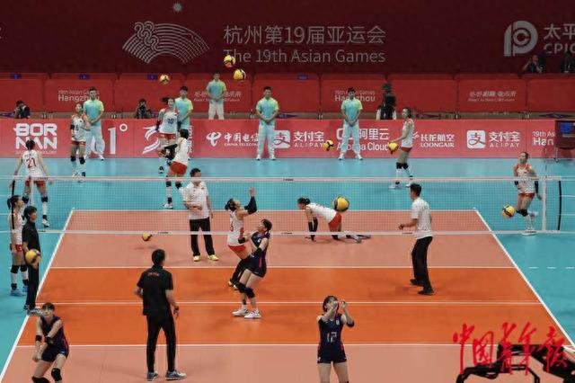 10月7日晚，杭州亚运会女排决赛前，中国女排和日本女排在场内热身。中青报·中青网记者 李隽辉/摄