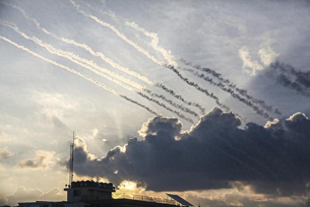 当地时间2023年10月7日，加沙地带，天空中可以看到火箭弹飞向以色列。图源：视觉中国