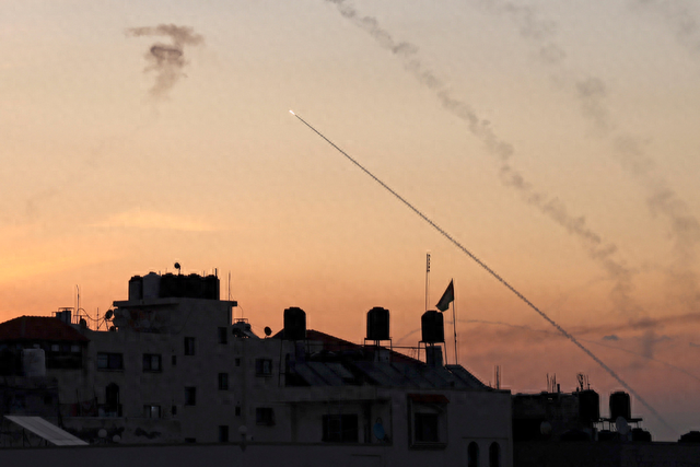 当地时间7日，火箭弹从加沙城向以色列发射，以色列“铁穹”防空系统试图拦截 图源：CNN