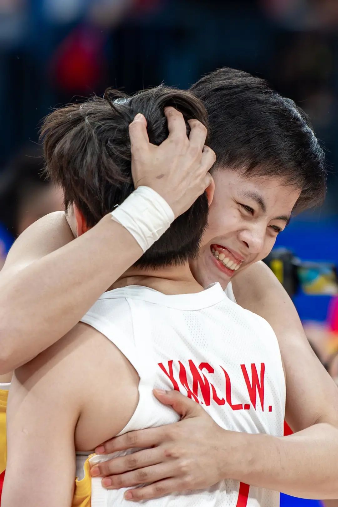 女子篮球队主教练郑薇和运动员杨力维,黄思静,李月汝,杨舒予带领中国