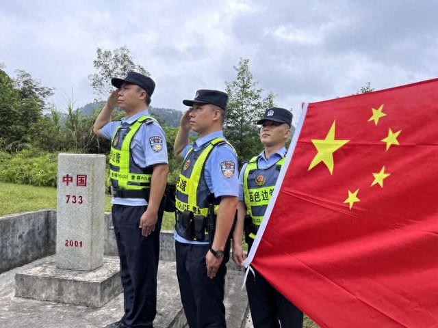 图为移民管理警察在界碑前敬礼. 邓敦宇/摄
