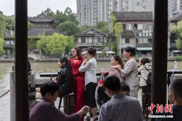 10月6日，浙江杭州，游客在京杭大运河南端的拱宸桥附近拍摄照片。中新社记者 泱波 摄