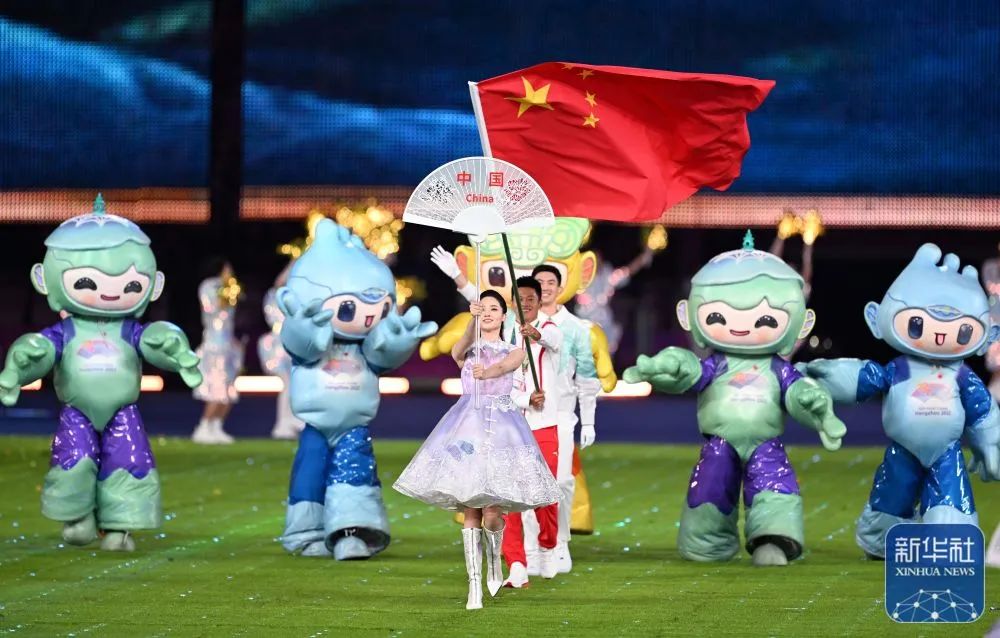 中国代表团旗帜在闭幕式上入场。新华社记者 程敏 摄