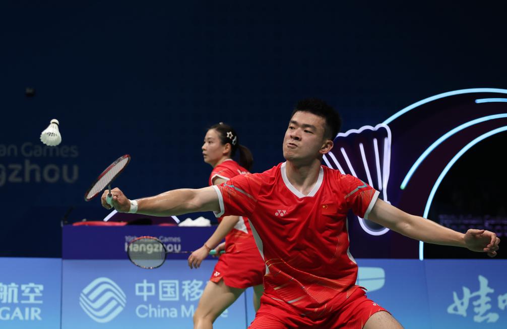 10月7日,郑思维(右)/黄雅琼在比赛中.新华社记者 陈斌 摄