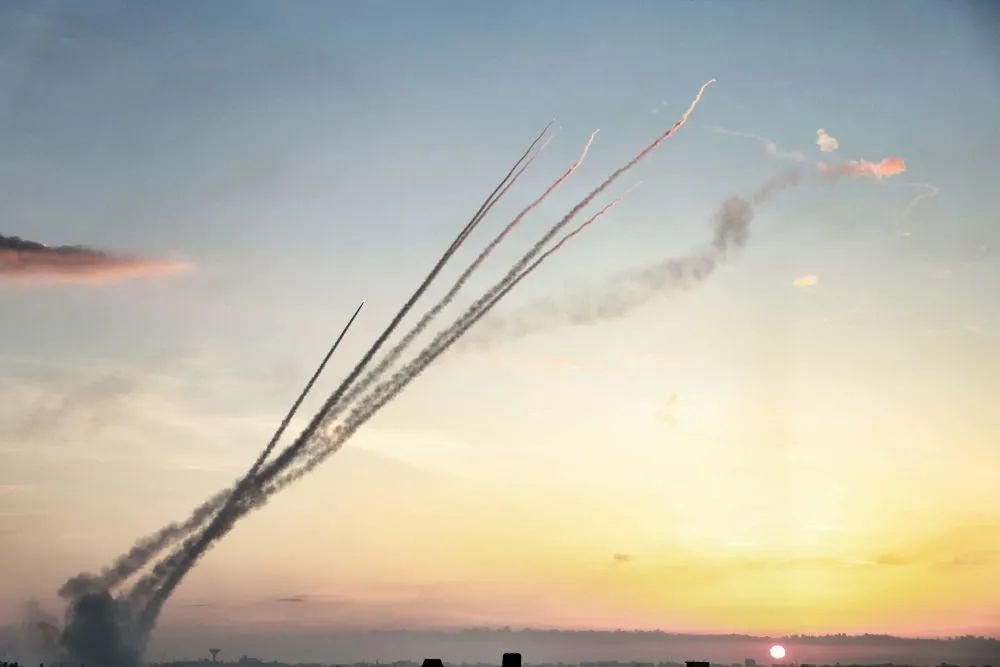 这是10月7日在加沙地带城市拉法拍摄的向以色列发射的火箭弹。新华社发（哈立德·奥马尔摄）