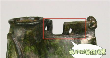 辽绿釉贴团龙菊花纹双孔鸡冠壶 辽宁省博物馆藏