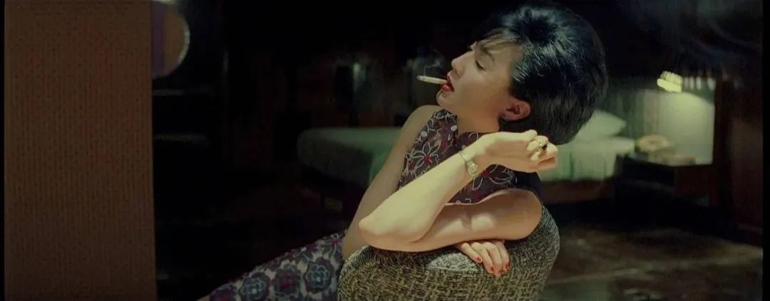 《2046》中,张曼玉的戏份被王家卫剪得少之又少,能捕捉到的镜头,只有