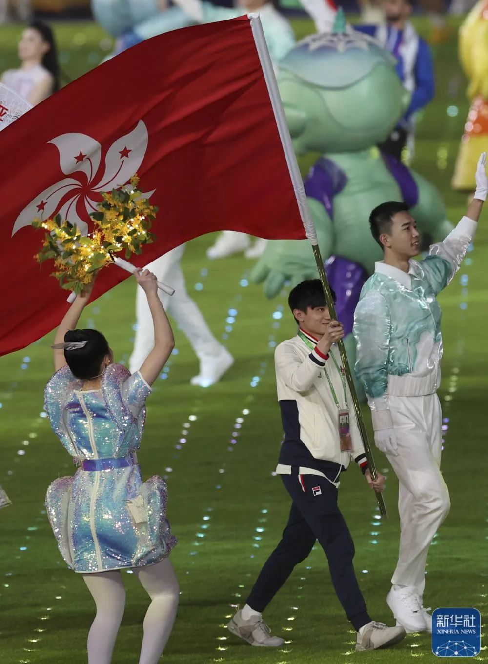 中国香港体育代表团旗手在闭幕式上入场。新华社记者 单宇琦 摄