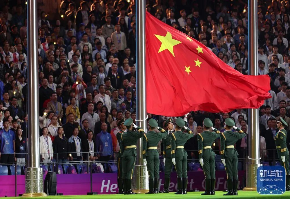 中华人民共和国国旗在闭幕式上升起.新华社记者 张涛 摄