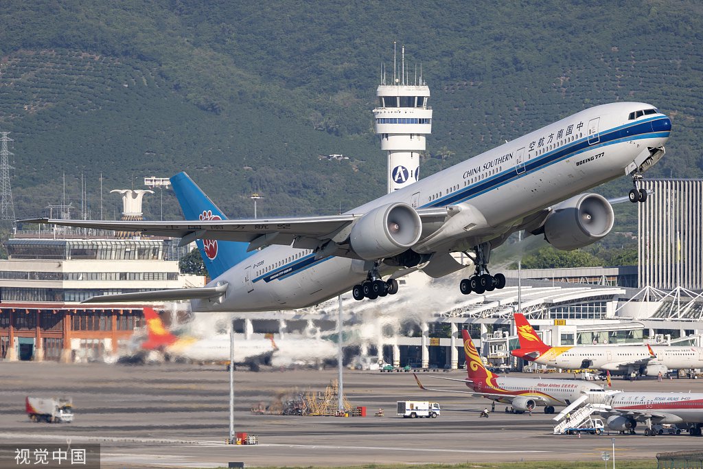 2023年9月30日，三亚凤凰机场，南方航空波音777起飞。 视觉中国 图