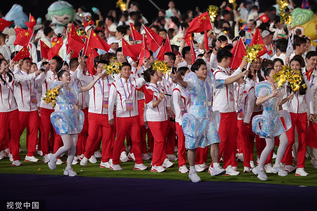 中国代表团入场.