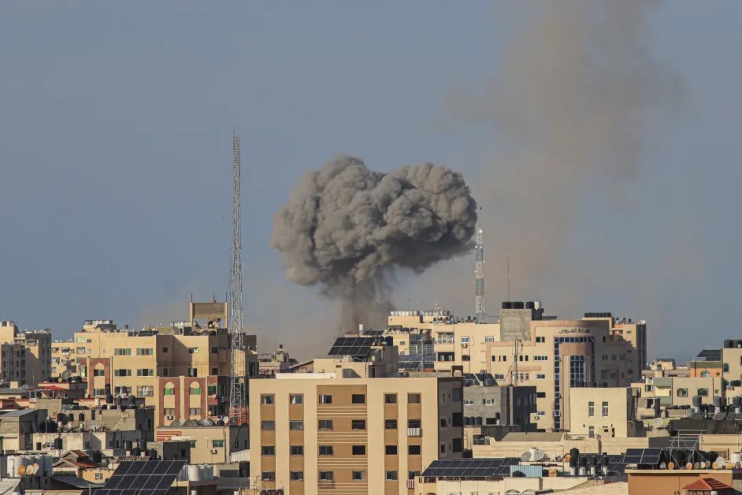 这是10月7日在加沙城拍摄的以色列军队空袭地面建筑造成的浓烟.