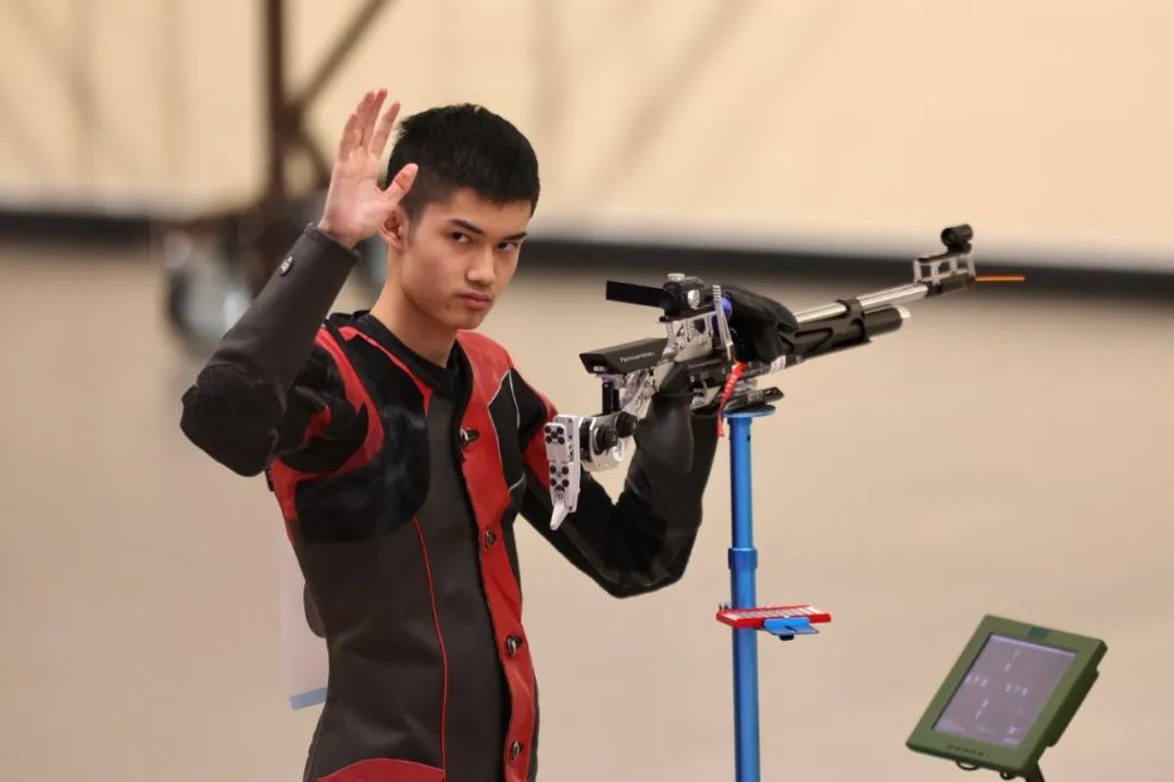 2021年初入国际赛场的他在东京奥运会上以黑马之势射落男子10米气步枪