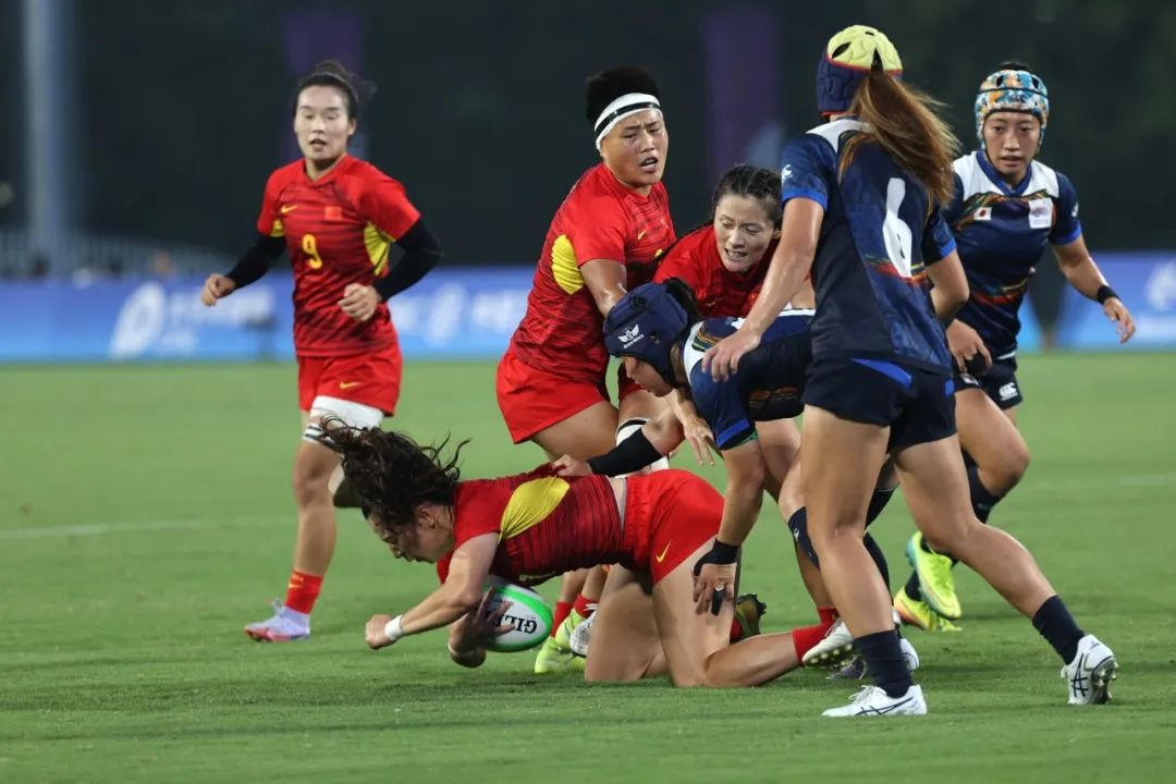 中国女子橄榄球队在决赛中对阵日本