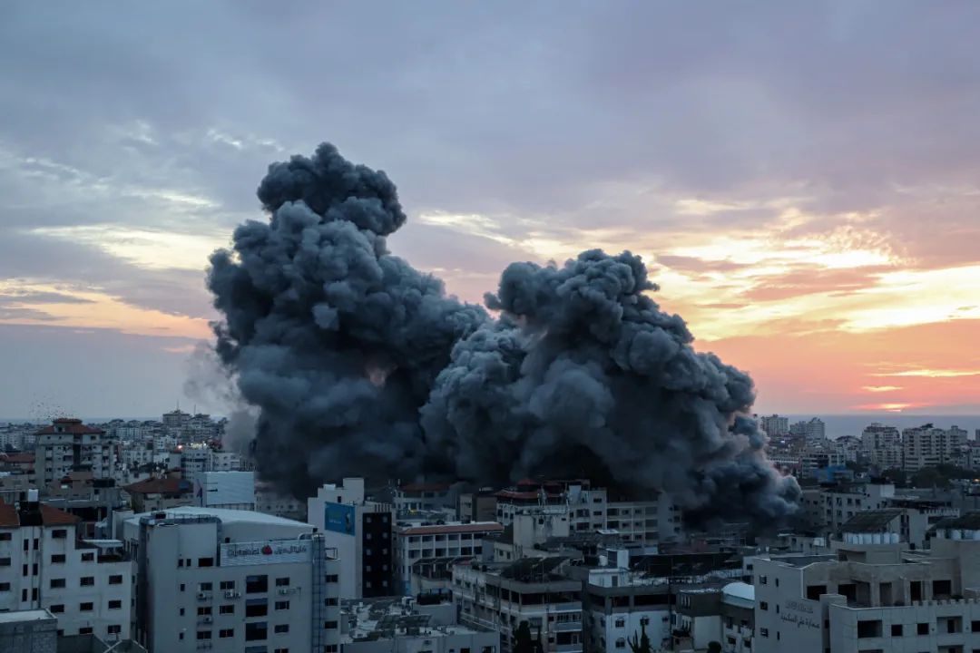 这是10月7日在加沙城拍摄的以色列军队空袭地面建筑造成的浓烟.