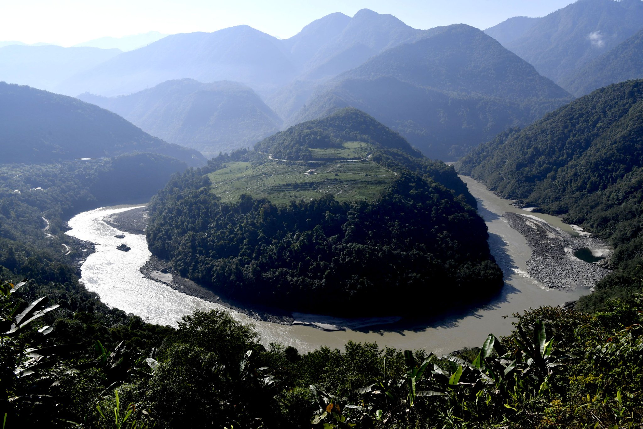 航拍西藏林芝市墨脱县雅鲁藏布江果果塘大拐弯.图片来源:视觉中国