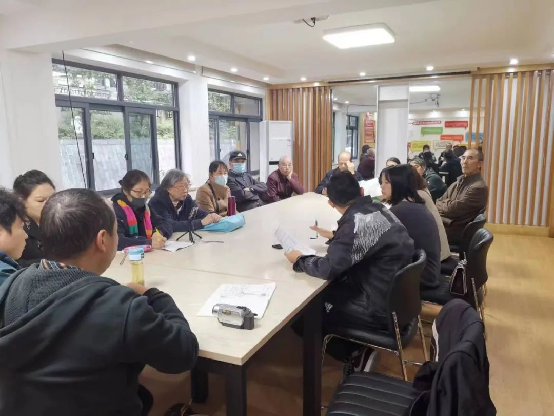 2020年,虎踞北路4号5幢的业主一起开会讨论图纸设计.受访者供图