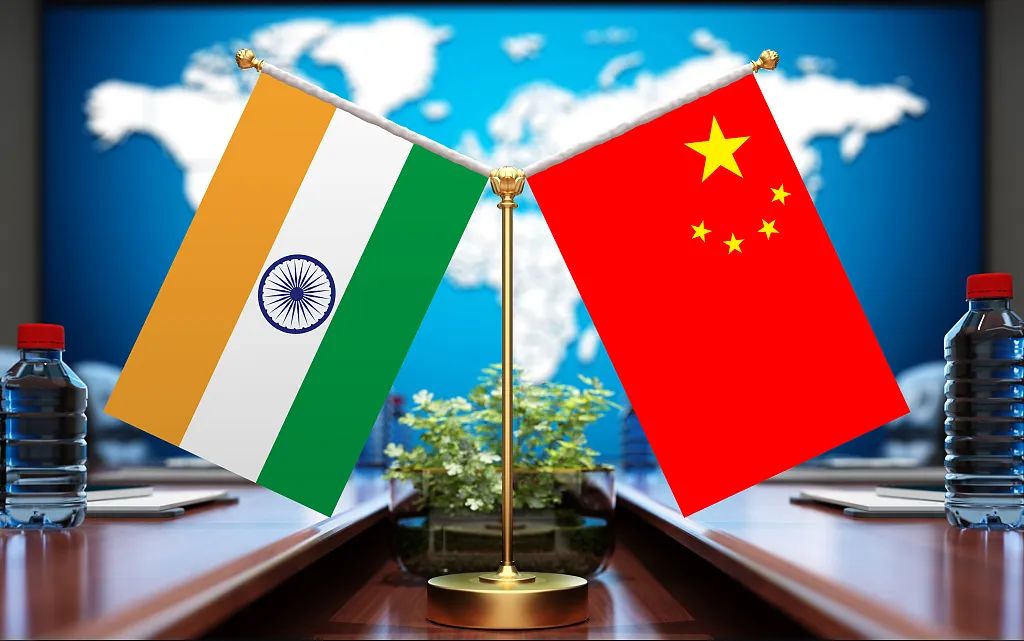 中印国旗 资料图 图源:视觉中国