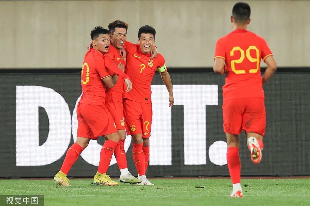 国足球员庆祝进球.