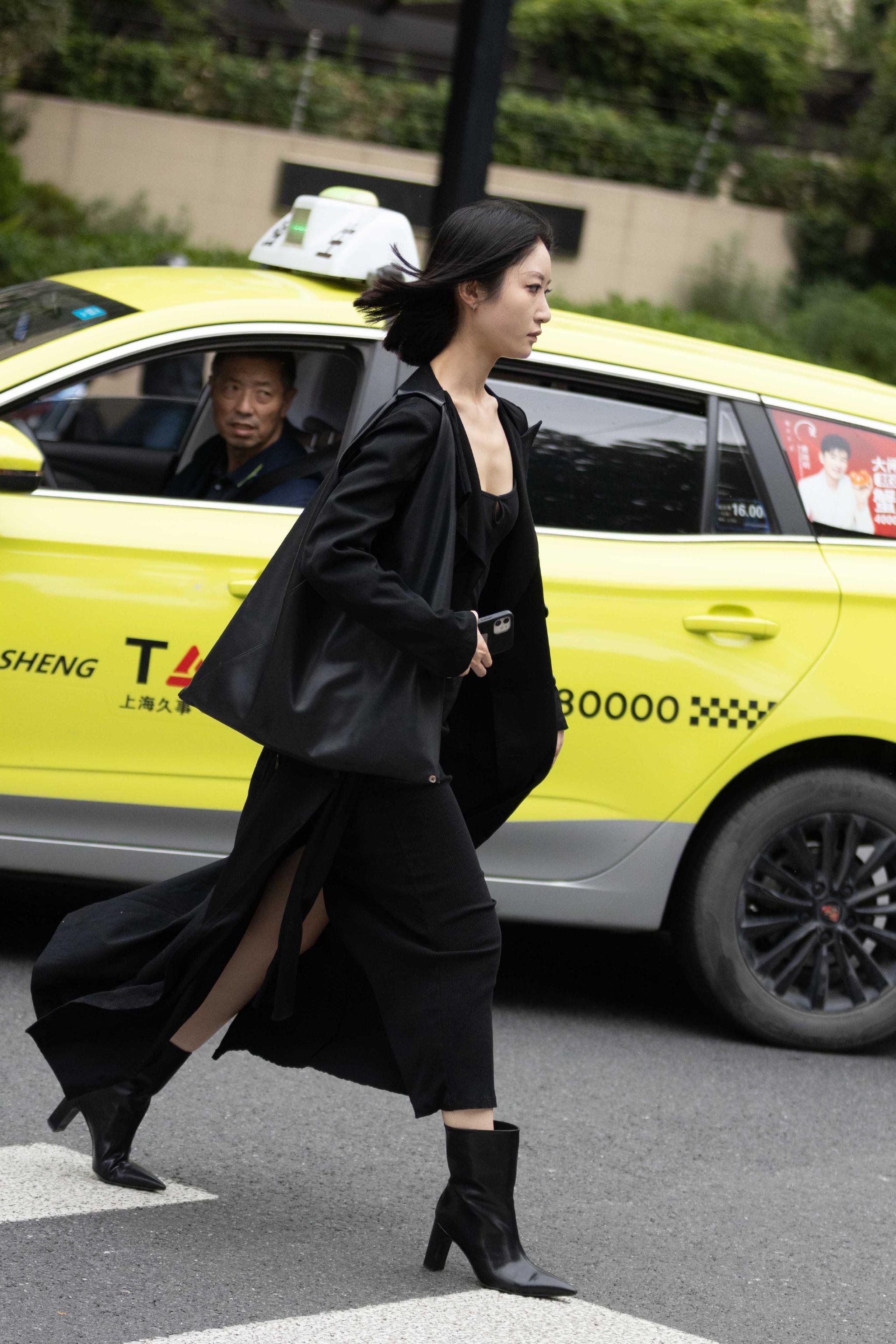 上海时装周场外一瞥,素人和模特儿在街头"撩"人|春夏_新浪财经_新浪网